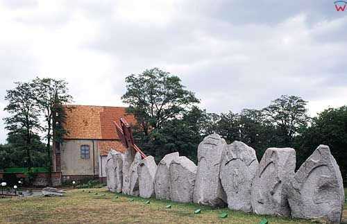 Kamienne płaskorzeźby w Lubinie
